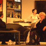 Madame Arcati (Waltraut Kammler), Elvira (Petra Kriehn) und Charles Condomine (S